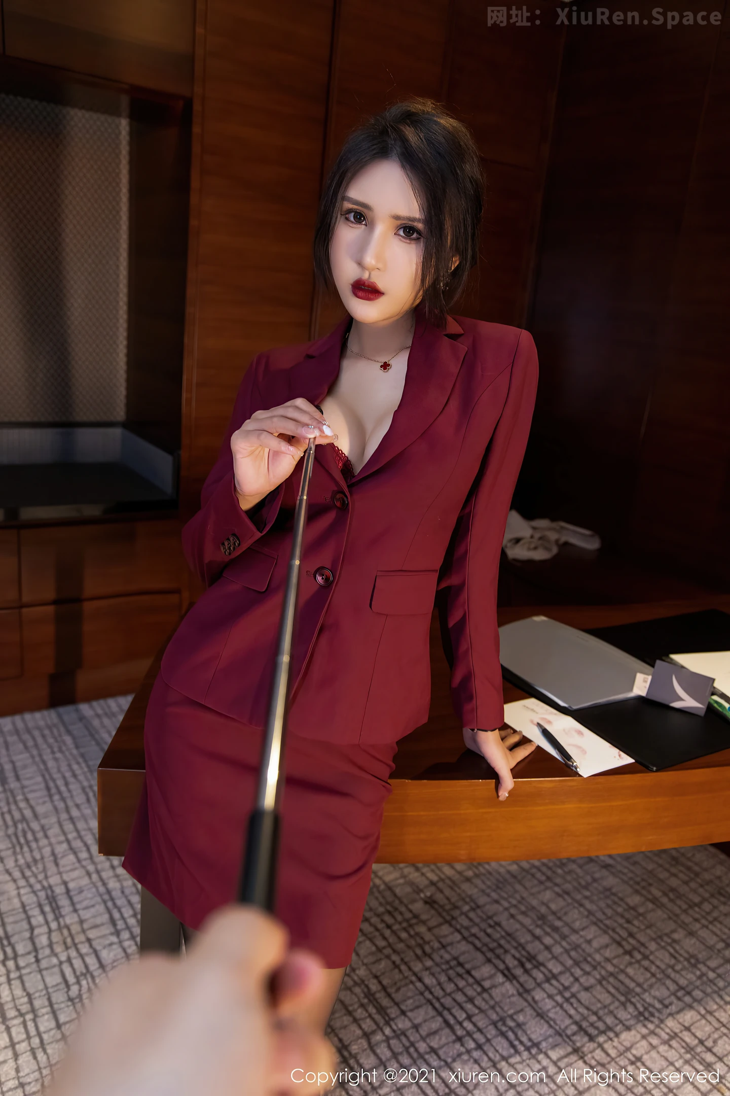 图片[4]-[XiuRen秀人网]VOL.4038 模特Emily尹菲职业装教鞭主题浴池里泡泡浴秀火辣身材诱惑写真70P-秀人网官方网站